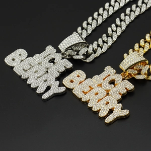 Gros plan de pendentifs Babby or et argent avec des chaînes cubaines serties de diamants