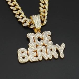 Collier hip hop ICEBERRY avec pendentif lettres givrées et chaîne cubaine de 12 mm ornée