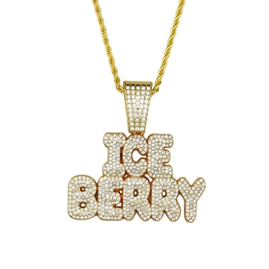 Collier avec pendentif lettre ICEBERRY et cristaux brillants sur chaîne en or torsadée
