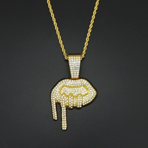 Gros plan sur un collier hip-hop avec pendentif lèvres dégoulinantes serti de cristaux