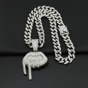 Chaîne cubaine glacée avec pendentif lèvres dégoulinantes en argent style hip hop