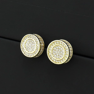 Détail de boucles d'oreilles hip hop rondes plaquées or serties de zircons micro-pavé