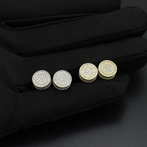 Vue macro de boucles d'oreilles rondes iced-out en or et argent avec zircons AAA