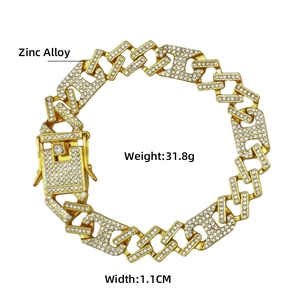 Détail du bracelet gourmette plaqué or 11 mm avec cristaux et fermoir à cliquet robuste