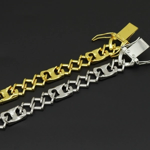 Gros plan détaillé de bracelets gourmettes 11mm or et argent avec maillons géométriques polis