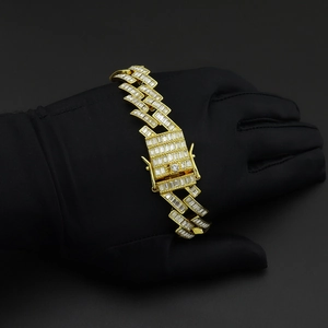 Dettaglio del bracciale lightning placcato oro con zirconi a taglio baguette
