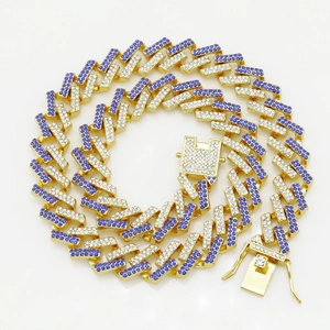 Dettaglio catena cubana hip hop 15mm con cristalli blu e bianchi in placcatura oro