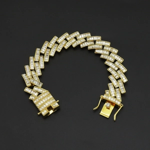 Dettaglio del bracciale cubano hip hop con zirconi quadrati e chiusura di sicurezza doppia