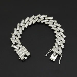 Dettaglio del bracciale cubano hip-hop argento con pavé di zirconi a taglio quadrato