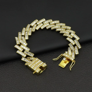 Bracciale cubano hip hop dorato con diamanti taglio baguette su sfondo nero chic