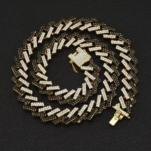 Dettaglio catena cubana 15mm con pavé di zirconi bianchi e neri e chiusura di sicurezza