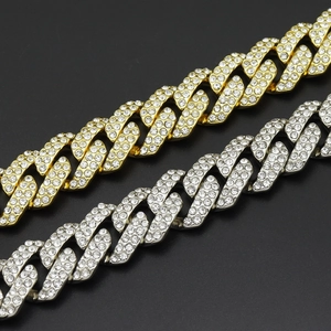 Gros plan de bracelets Cuban link 18mm glacés en or et argent avec des strass