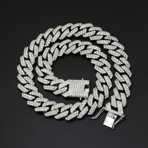 Collier cubain en argent avec strass brillants pour hommes sur fond noir élégant