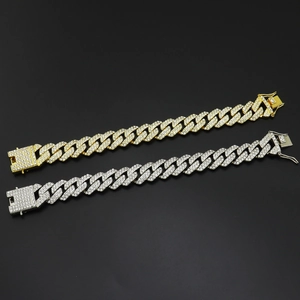 Détail macro de bracelets cubains en or et argent avec sertissage de diamants brillants