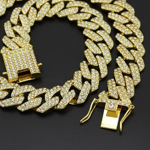 Gros plan sur une chaîne cubaine dorée sertie de diamants avec fermoir à boîte imposant