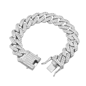 Gros plan d'un bracelet cubain de 18 mm en argent serti de diamants avec fermoir carré
