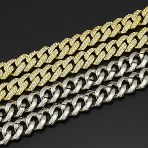 Vue détaillée des chaînes cubaines de 18 mm de large en or et argent serties de strass