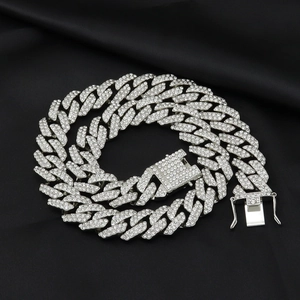 Collier chaîne cubaine argentée de 18mm pour homme serti de strass sur velours noir