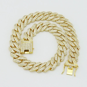 Détail de la chaîne cubaine hip-hop de 18 mm en or avec des strass blancs pavés