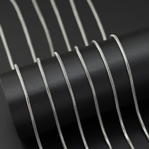 Detailaufnahme der 2mm silbernen Schlangenknochenkette aus Edelstahl mit Metallglanz
