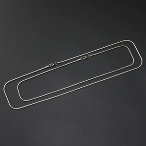 Minimalistische 2mm Schlangenkette aus Edelstahl Set mit sicherem Karabinerverschluss