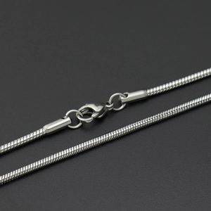 Poliertes 2mm Edelstahl Schlangenbohn-Halskette mit robustem Karabinerverschluss