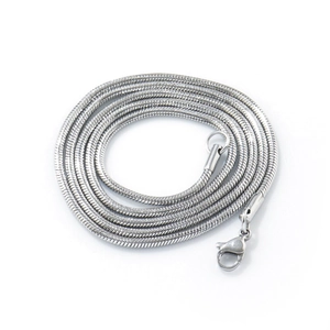 2mm Edelstahl Rundschlangenkette Halskette mit silbernem Metallglanz und Karabinerverschluss