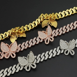 Chaînes cubaines 12mm avec pendentifs papillon en or, or rose et argent serties de diamants