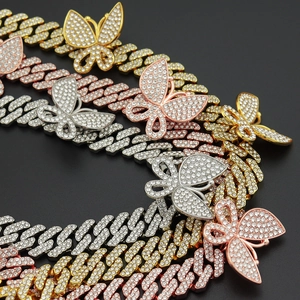 Chaîne cubaine 12mm sertie de diamants avec pendentifs papillon en or, argent et rose