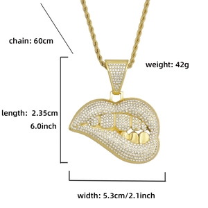 Detailoverzicht van de gouden lippenhanger met 60cm ketting en breedte van 5,3cm