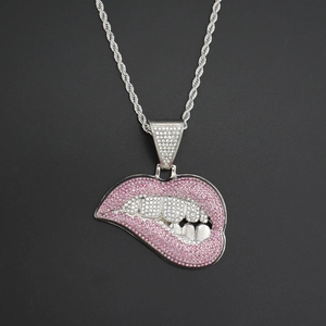 Hip hop stijl ketting met roze strass lippen hanger en een zilverkleurige gedraaide ketting