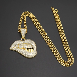Detailweergave van zware gouden Cubaanse ketting en iced out lip hanger met kristallen