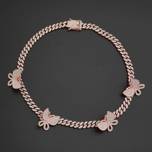 Collier maille cubaine en or rose avec pendentifs papillons et strass étincelants