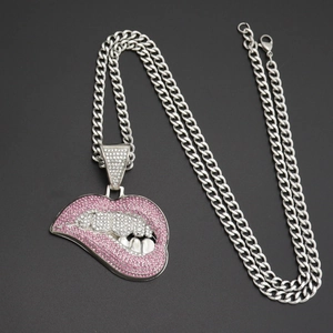 Macro-opname van hiphop lippenhanger met roze en witte strass-steentjes op platte ketting