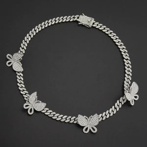 Détail du collier chaîne cubaine argentée avec quatre pendentifs papillon sertis de diamants