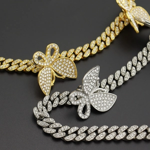 Chaîne Cuban 8mm avec pendentif papillon serti de strass en or et argent