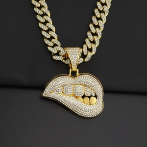 Detail van hip-hop gouden Cuban link ketting met iced-out lippen hanger sieraad