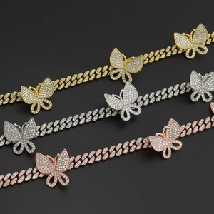 Détail de la chaîne cubaine papillon 8mm en or argent et or rose sertie de cristaux brillants