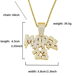 Gros plan du collier hip hop plaqué or MARZ 23 orné de strass brillants et d'une chaîne torsadée