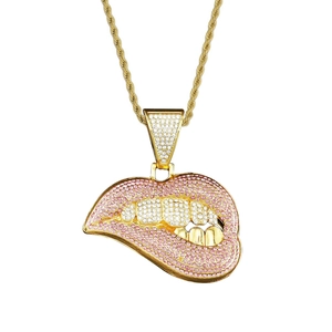 Detailopname van de hiphop lippenhanger met roze strass steentjes aan een gouden ketting