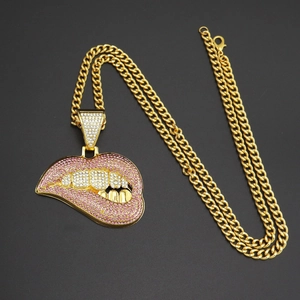 Detailopname van hiphop-ketting met roze lippenhanger en goudkleurige schakelketting