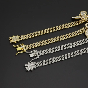 Détail du collier à maillons cubains 8mm avec pendentif papillon et fermoir à cliquet sûr