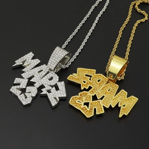 Détails macro des pendentifs hip-hop sertis de pierres et de maillons de chaîne corde