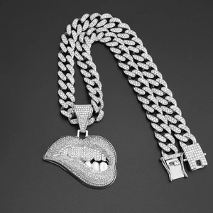 Detail van de hip-hop ketting met kristallen lippen hanger en Cubaanse schakels
