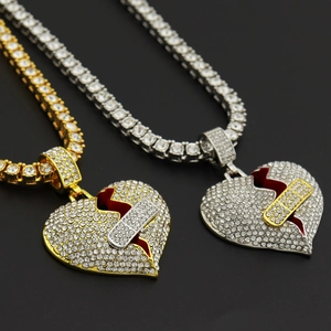 Collana hip hop con ciondolo a cuore spezzato e dettaglio cerotto in oro e argento diamante