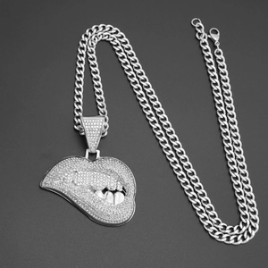 Macro-opname van zilveren hiphop-ketting met ingelegde lippen-hanger en cubaanse schakel