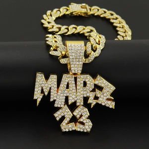 Chaîne cubaine dorée hip hop avec pendentif lettre MARZ 23 sur support noir