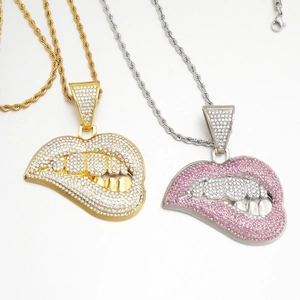 Hiphop kettingen met sexy lippenhangers vol strass steentjes aan dikke gedraaide kettingen