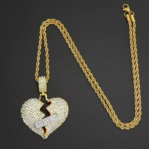 Dettaglio pendente cuore infranto hip hop con cristalli su catena a corda oro
