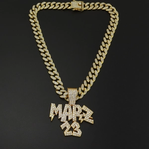 Collier hip hop avec pendentif MARZ 23 et chaîne cubaine dorée sertie de strass brillants